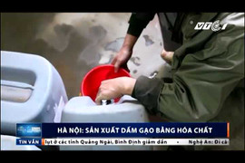 Clip: Bắt quả tang cơ sở sản xuất giấm bằng nước lã pha hóa chất ở Hà Nội