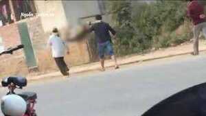 Xót xa cảnh quấn chiếu, khiêng thi thể người thân từ bệnh viện về nhà ở Hòa Bình