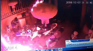 Clip: Côn đồ bịt mặt, liều lĩnh ném bom xăng đốt nhà dân ở Lạng Sơn