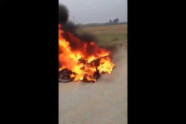 Clip: Cẩu tặc bị dân vây đánh, đốt xe máy