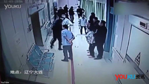 Bệnh nhân còn sống, nhân viên nhà tang lễ vẫn đánh nhau túi bụi giành 'khách'