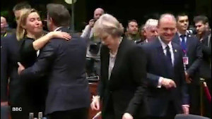 Clip: Khoảnh khắc Thủ tướng Anh bị 'ngó lơ' tại Hội nghị thượng đỉnh EU