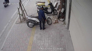 Clip: Thanh niên bảnh bao bẻ khóa, 'nhảy' xe SH chuyên nghiệp ở Hà Nội