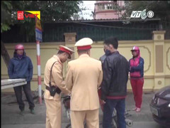 Clip: Bị CSGT xử phạt, người vi phạm chống đối, vứt lại phương tiện