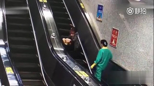 Đi giày quá cao, cô gái ngã lộn vòng trên thang cuốn