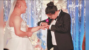 Sợ lộ béo, cô dâu bắt chú rể mặc váy cưới thay mình