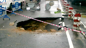 Xuất hiện 'hố tử thần' rộng hơn 5 mét trên đường phố Nha Trang