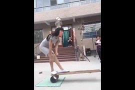 Kinh ngạc xem cô gái Trung Quốc làm xiếc cực đỉnh với bát kim loại