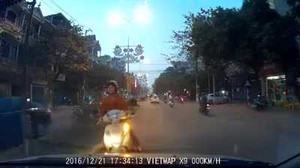 Clip: Phụ nữ đi xe máy ngược chiều gặp phải tài xế 'cứng'