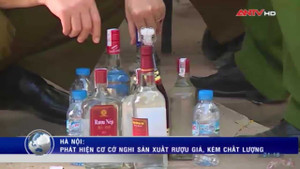 Clip: 'Đột kích' lò rượu giả sắp bung hàng Tết ở Hà Nội