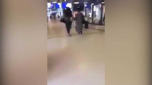 Phẫn nộ clip côn đồ vô cớ đạp phụ nữ ngã dúi dụi rồi bỏ chạy