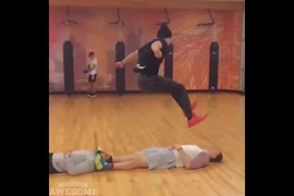 Kinh ngạc với khả năng bật nhảy phi thường của chàng trai