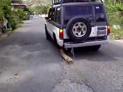 Tài xế sáng tạo chế ôtô chỉ còn 3 bánh vẫn chạy bon bon trên phố