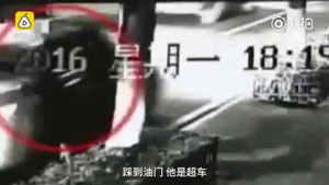 Clip sốc: Bé trai 11 tuổi lấy trộm ôtô lái thử, tông chết người rồi bỏ chạy