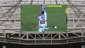 Quá hâm mộ, trọng tài chạy vội lại xin áo Neymar