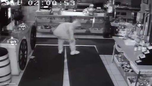 Tên trộm kì cục đột nhập vào nhà hàng ăn 10 quả chuối, bỏ quên bằng lái và đồng hồ