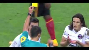 Những pha ghi bàn lĩnh thẻ vàng và đỏ bi hài nhất