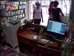 Mẹ dạy con 3 tuổi trộm điện thoại nhét vào bỉm lĩnh án