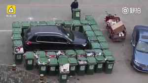 Dở khóc dở cười nhìn cảnh siêu xe bị 40 thùng rác bao vây