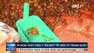 Kinh hãi cảnh 5 tấn mứt Tết Trung Quốc đầy ruồi nhặng, nhung nhúc bọ ở TP.HCM