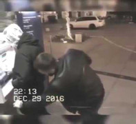 Tên móc túi phát hiện có camera an ninh bèn vứt lại ví, trả người mất