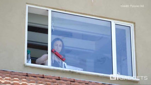 Cách lau sạch cửa kính chung cư không cần trèo ra ngoài