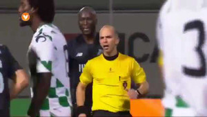 Trọng tài va cầu thủ, bực mình rút thẻ đỏ đuổi luôn khỏi sân