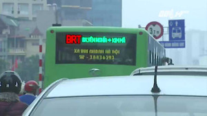Video: Xe buýt nhanh BRT bị lấn chiếm, quây kín giờ cao điểm