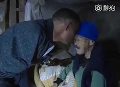 Clip người đàn ông không tay bón cơm mẹ già liệt giường lay động triệu trái tim