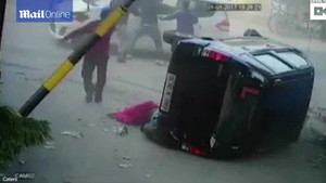 Bị 'kẹp chả' giữa 2 ôtô, người đi bộ sống sót kỳ diệu