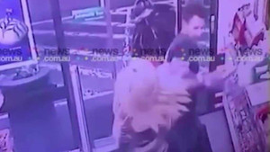 Cô gái vô cớ vác rìu chém nứt sọ khách hàng trong tiệm tạp hóa