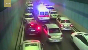 Clip: Hàng chục ôtô rẽ sóng, nhường đường xe cứu thương cứu sống một em bé