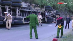 Container lật nghiêng, đè người đi ngược chiều chết thảm