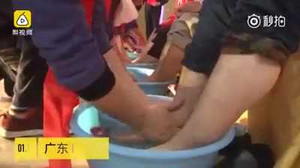 Clip giám đốc xắn tay áo, quỳ gối rửa chân cho nhân viên gây xúc động mạnh