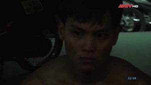 'Ngáo đá' cầm dao chặn xe người đi đường, tự đâm vào ngực mình