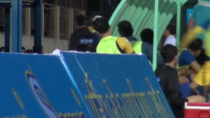 HLV FLC Thanh Hóa nổi điên lao vào đấm Omar