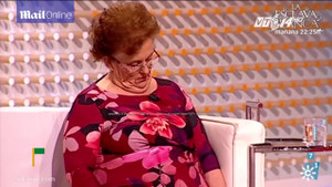 Hẹn hò trên truyền hình, cụ bà ngủ gật giữa trường quay