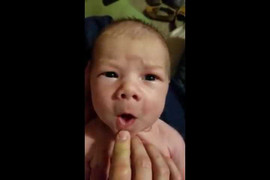 Phì cười clip bé sơ sinh 'hát' thánh ca