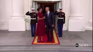 Bất ngờ với hành động của vợ chồng Obama khi chờ đón vợ chồng Donald Trump