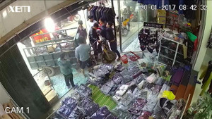 Clip: Thanh niên lao xe làm vỡ toang cửa kính shop quần áo và cái kết ấm lòng