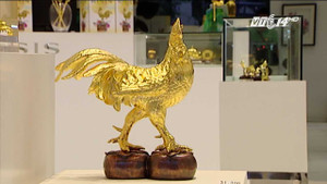Gà trống mạ vàng gắn kim cương hút khách dịp Tết