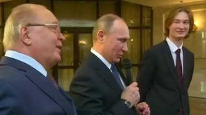 Tổng thống Putin hát cùng sinh viên đại học Quốc gia Matxcơva