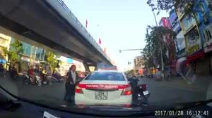 Clip: Không được tạt đầu, người đàn ông đi SH nổi xung đánh tài xế taxi