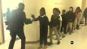 Thầy giáo đáng yêu nhún nhảy, bắt tay đón học sinh vào lớp gây sốt mạng xã hội