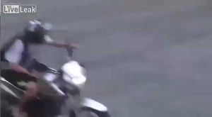 Cảnh sát rượt đuổi người đi môtô như phim hành động và cái kết thảm khốc