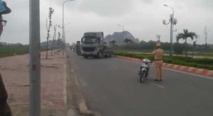 Clip: Bị CSGT dừng xe kiểm tra, xe đầu kéo đánh võng bỏ chạy gây náo loạn