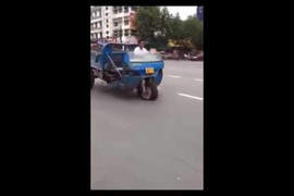 Phì cười clip xe ba gác tưng bừng nhún nhảy theo nhạc trên phố