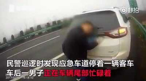 Mải hì hụi sửa biển số xe, tài xế không biết CSGT đứng ngay sau lưng