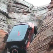 Clip: Ôtô leo vách núi dựng đứng ngoạn mục
