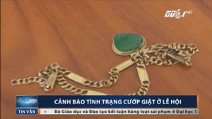 Clip: Cướp giật ngang nhiên lộng hành tại lễ hội